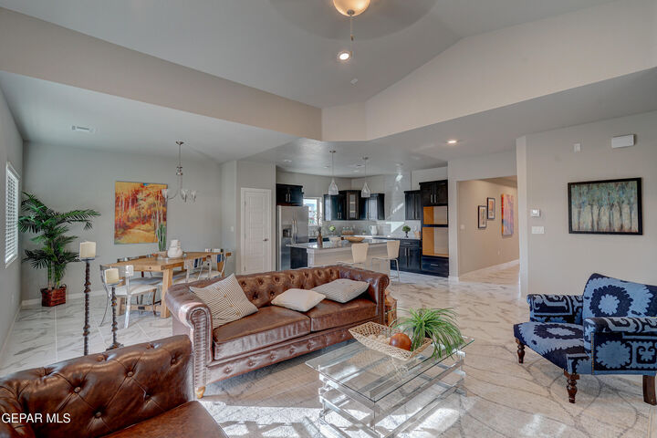 Property Photo:  925 Nayland Place  TX 79928 