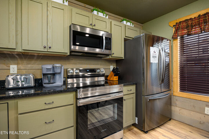 Property Photo: 1013 Potters Way TN 37738