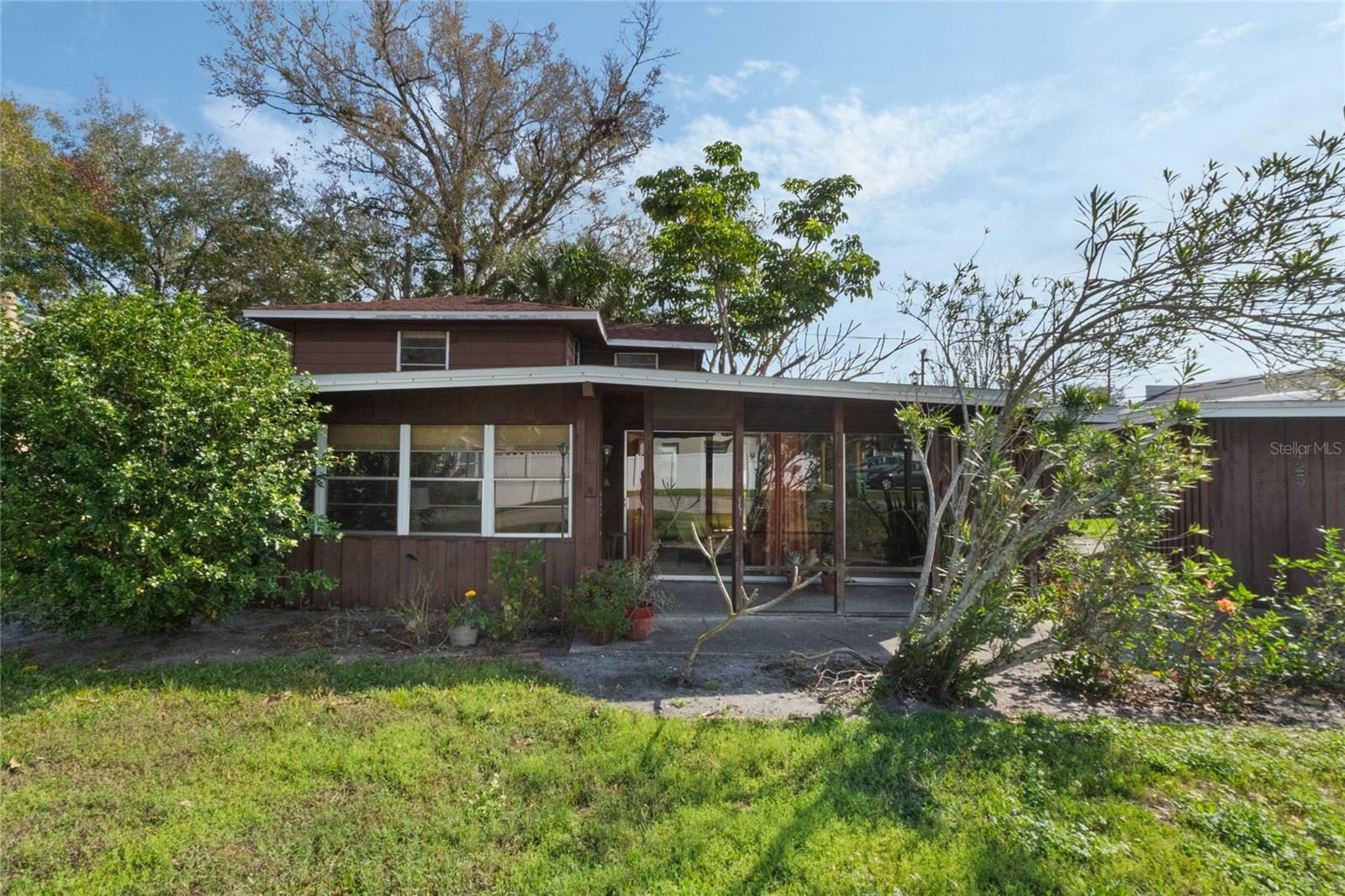 Property Photo:  425 S Woodland Street  FL 34787 