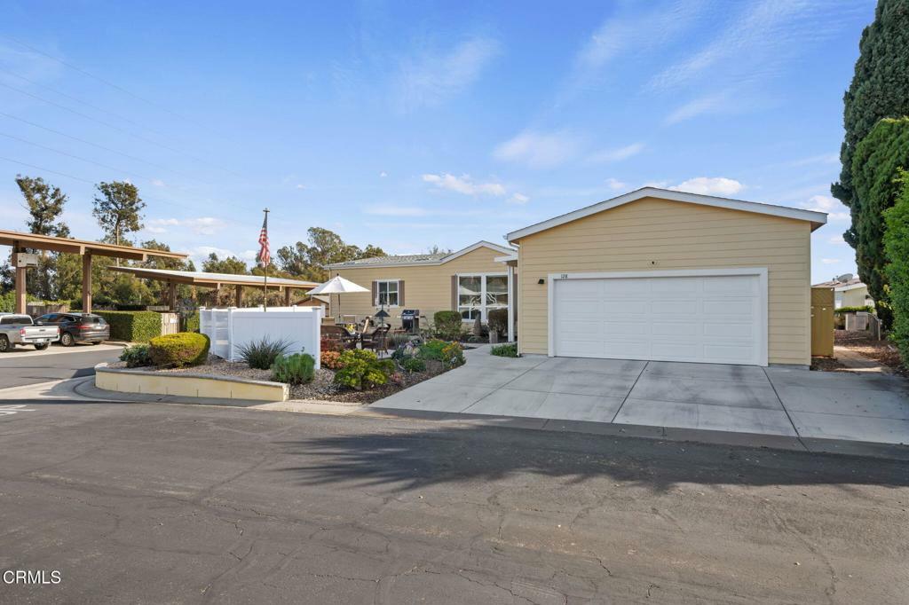 Property Photo: 128 Frost Circle 128 CA 93003