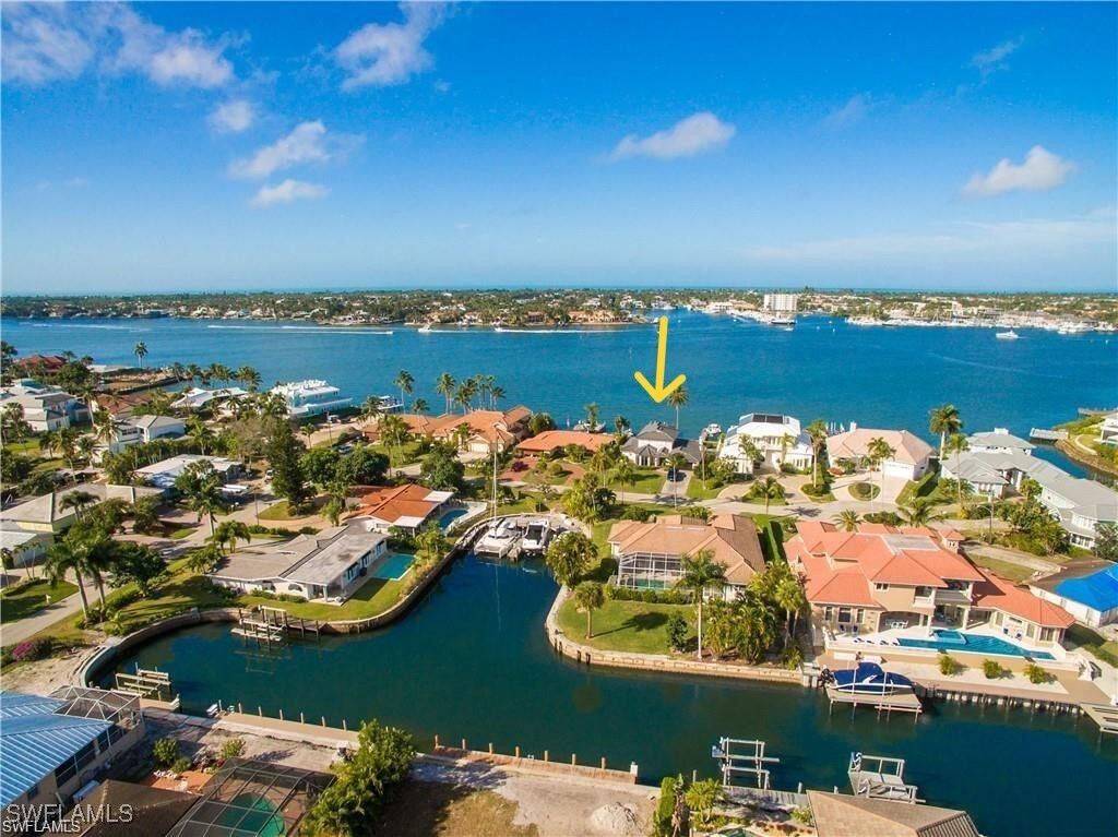 Property Photo: 1535 Dolphin Lane FL 34102