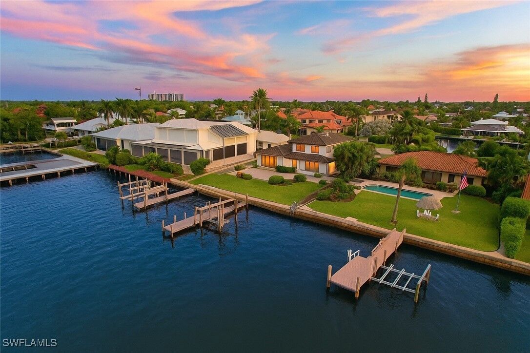 Property Photo:  1535 Dolphin Lane  FL 34102