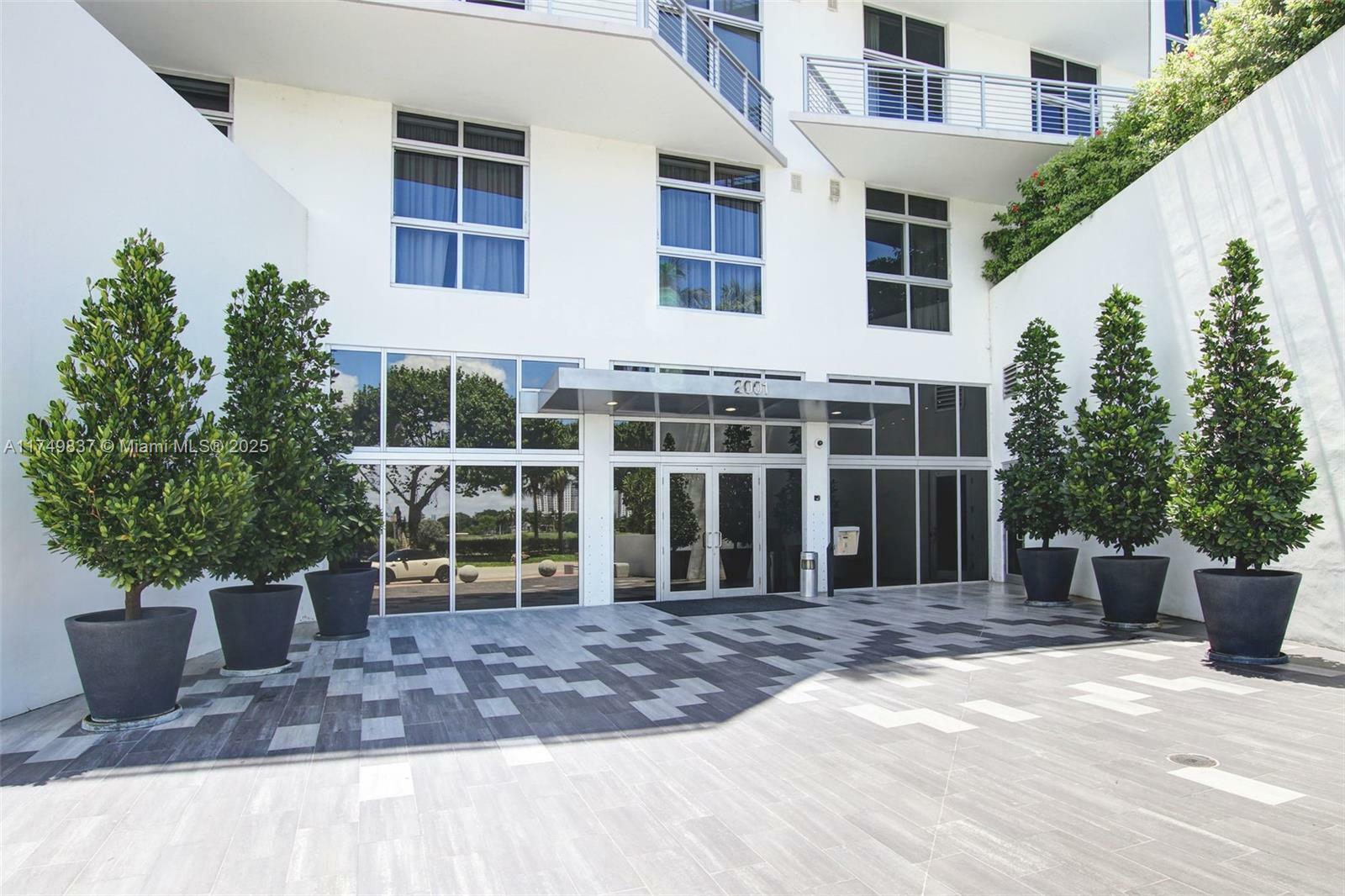 Property Photo: 2001 Meridian Ave 509 FL 33139