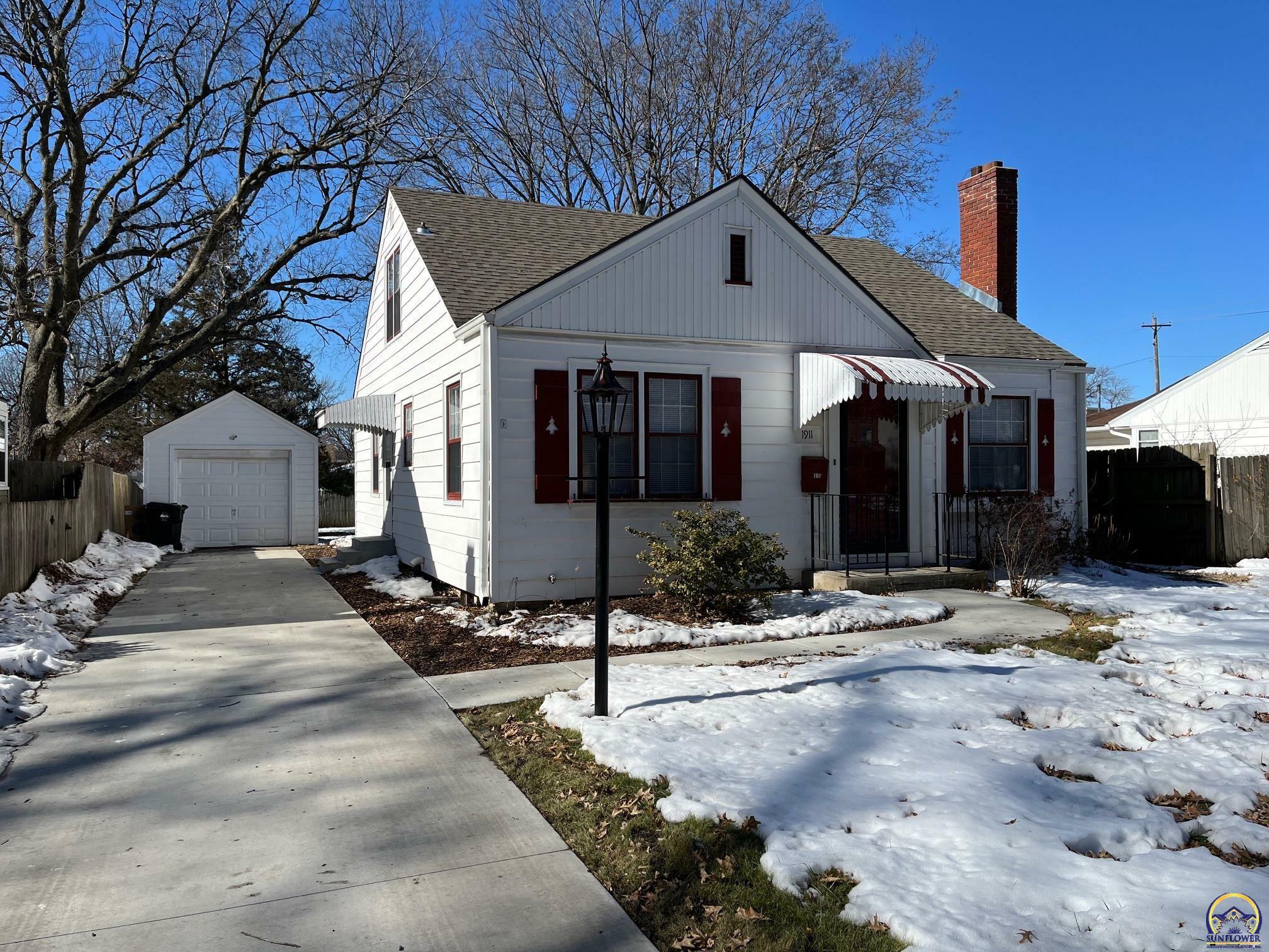 Property Photo:  1911 SW Bowman Ct  KS 66604 