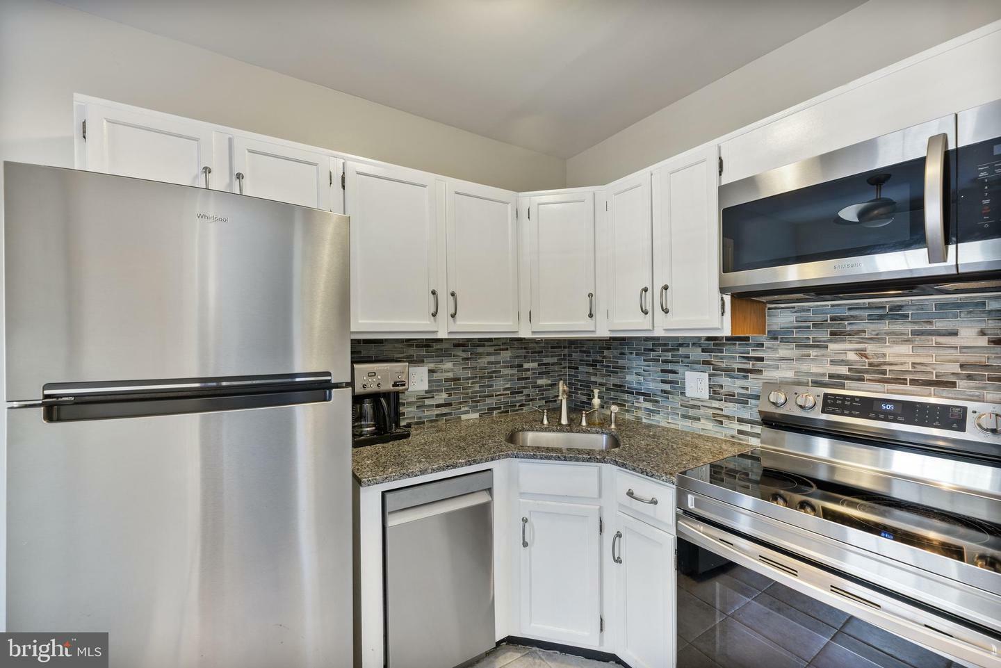 Property Photo: 1902 Rhodes Street N 66 VA 22201