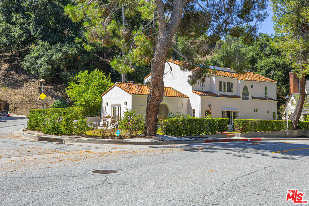 Property Photo:  2644  E Chevy Chase Dr  CA 91206 