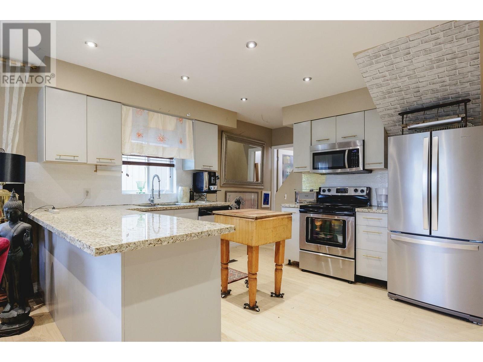 Property Photo: 555 East Columbia Street BC V3L 3X9
