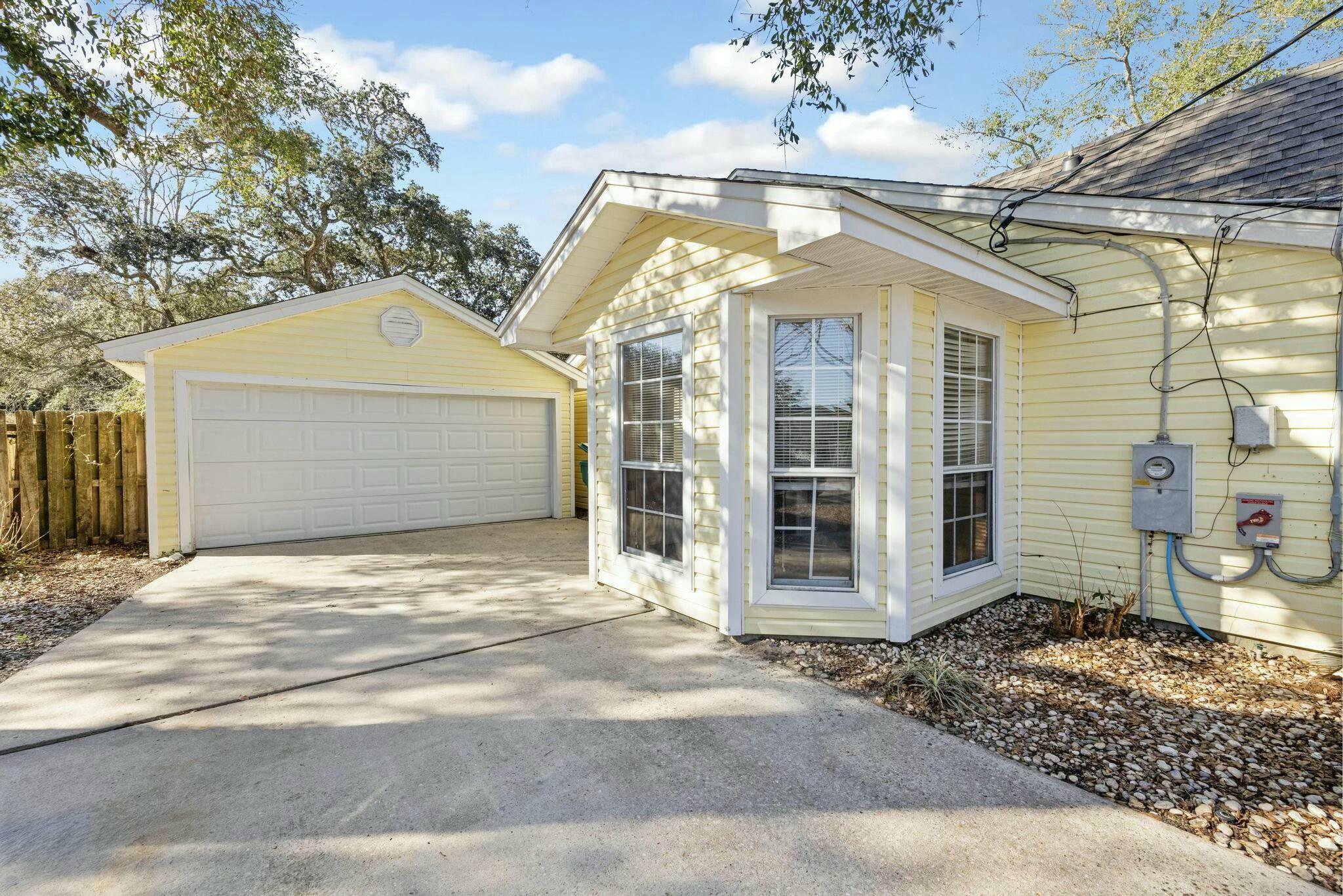 Property Photo:  4 Winfield Way Way  FL 32569 