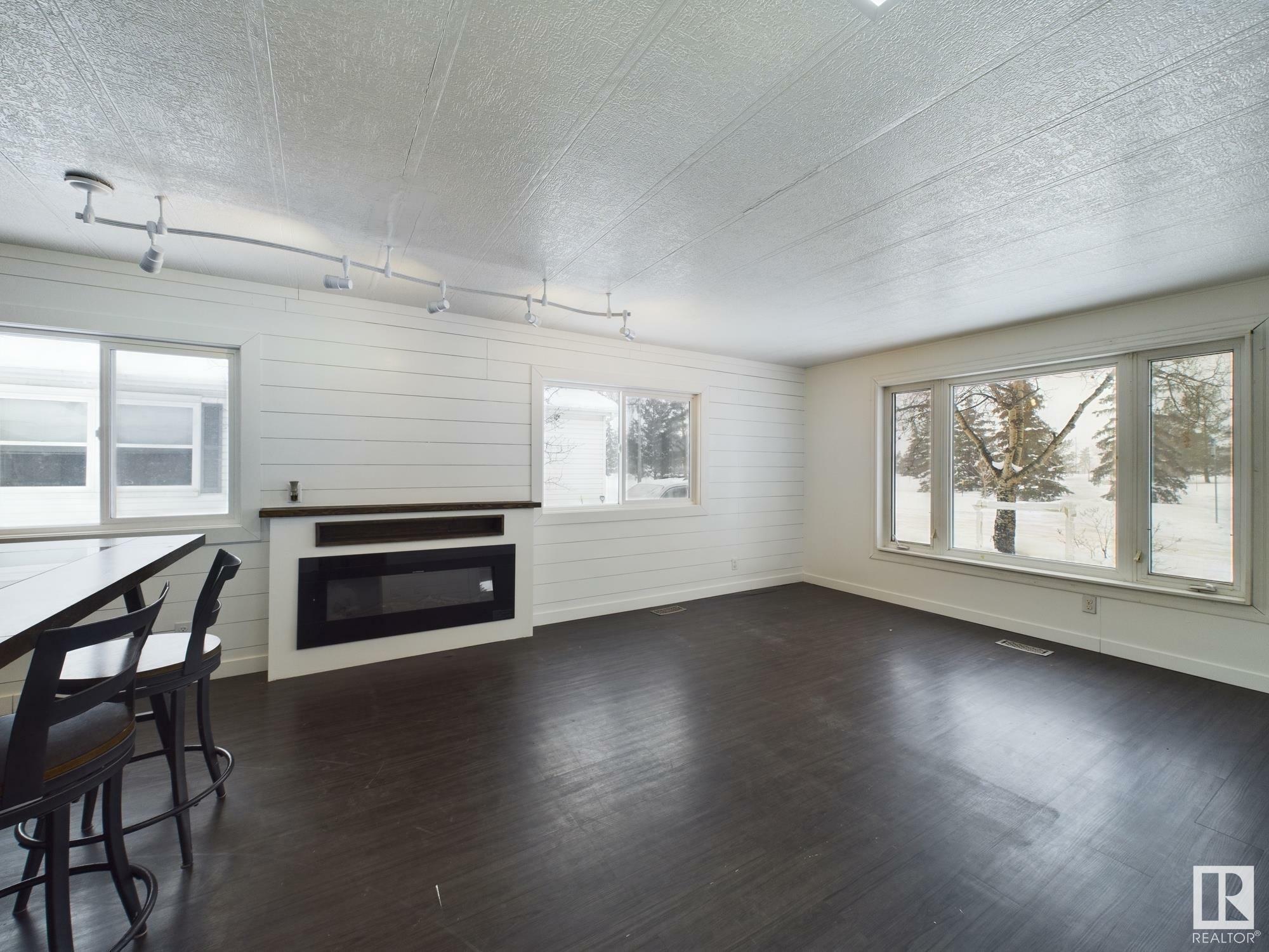 Property Photo:  68 The Parkway NW  AB T6P 1G2 