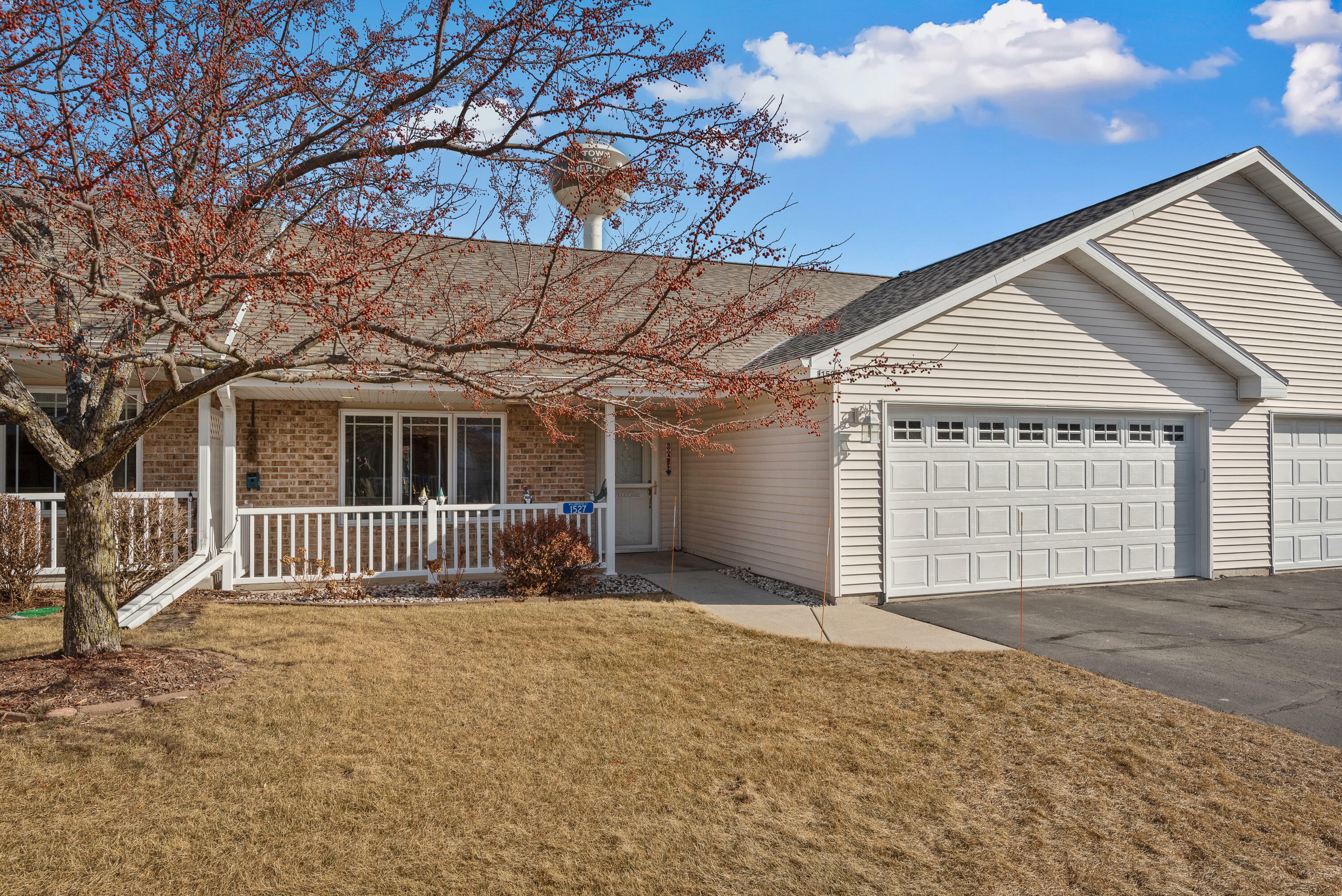 Property Photo:  1527 Willowbrook Ct 20  WI 53081 