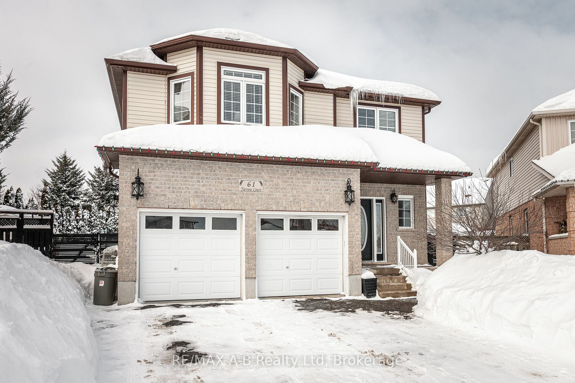 Property Photo:  61 Yarrow Crt  ON N2E 4C4 