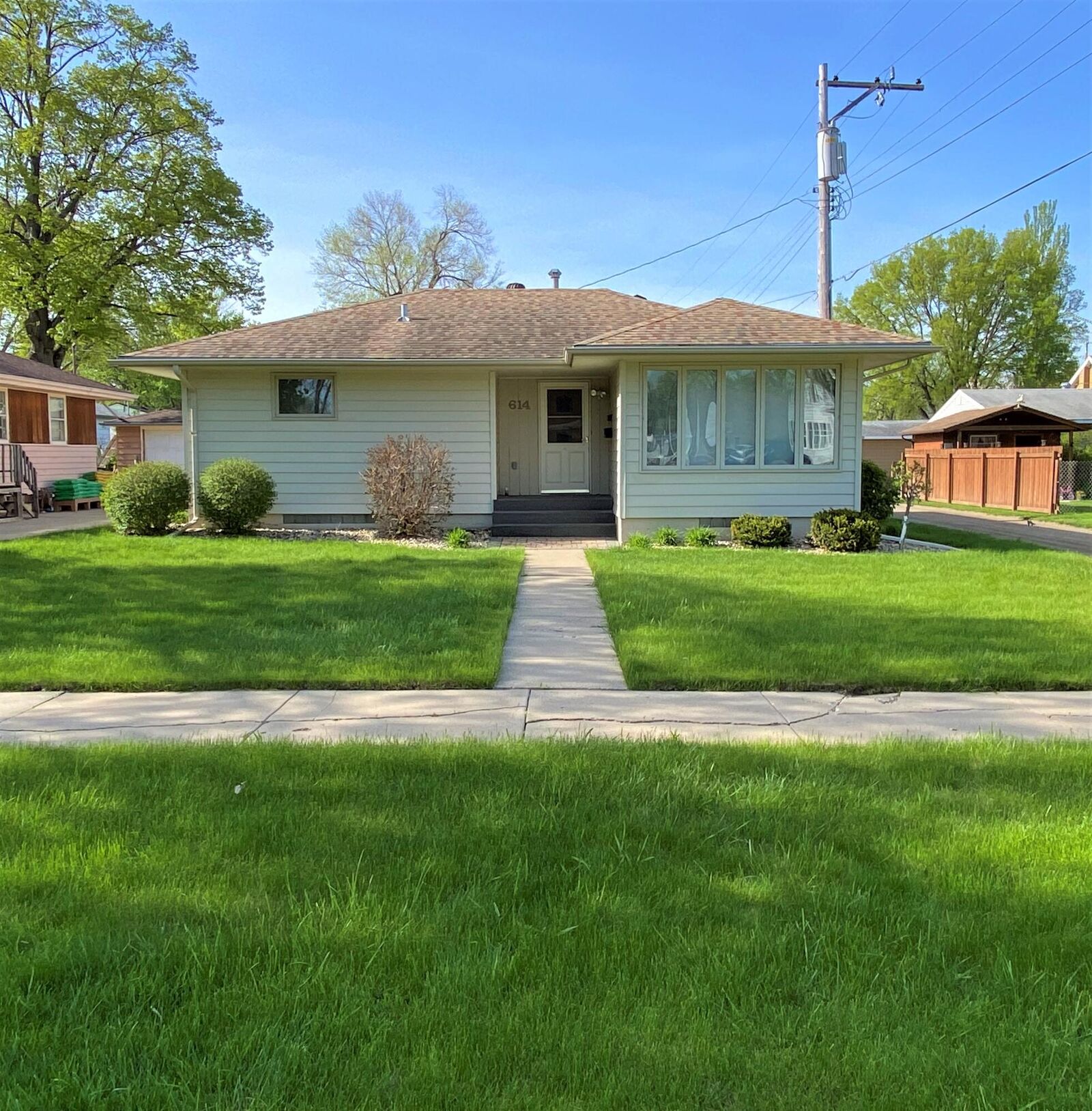 Property Photo:  614 NE 12th Ave  SD 57401 