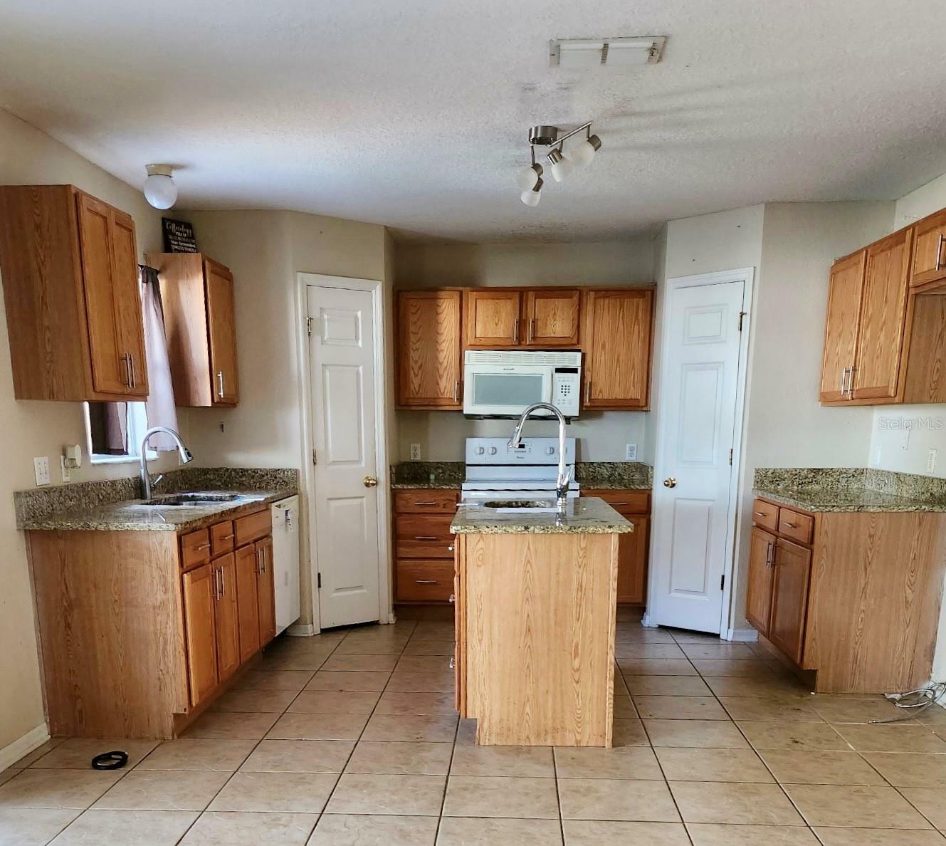 Property Photo: 2143 Tealwood Circle FL 32778