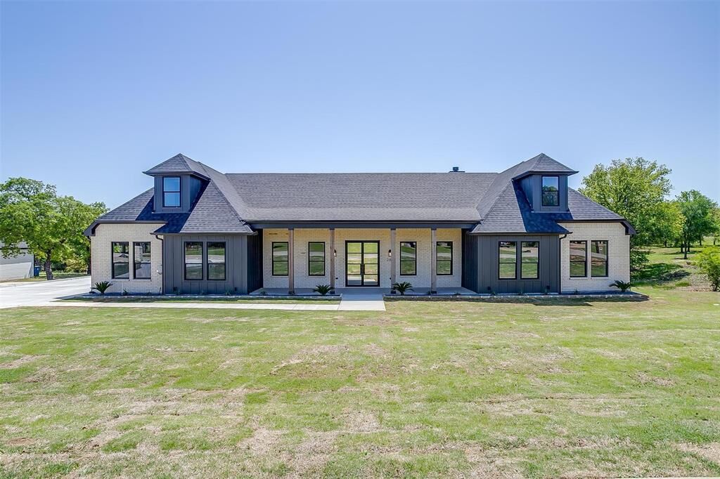 Property Photo: 269 Sugartree Circle TX 76462