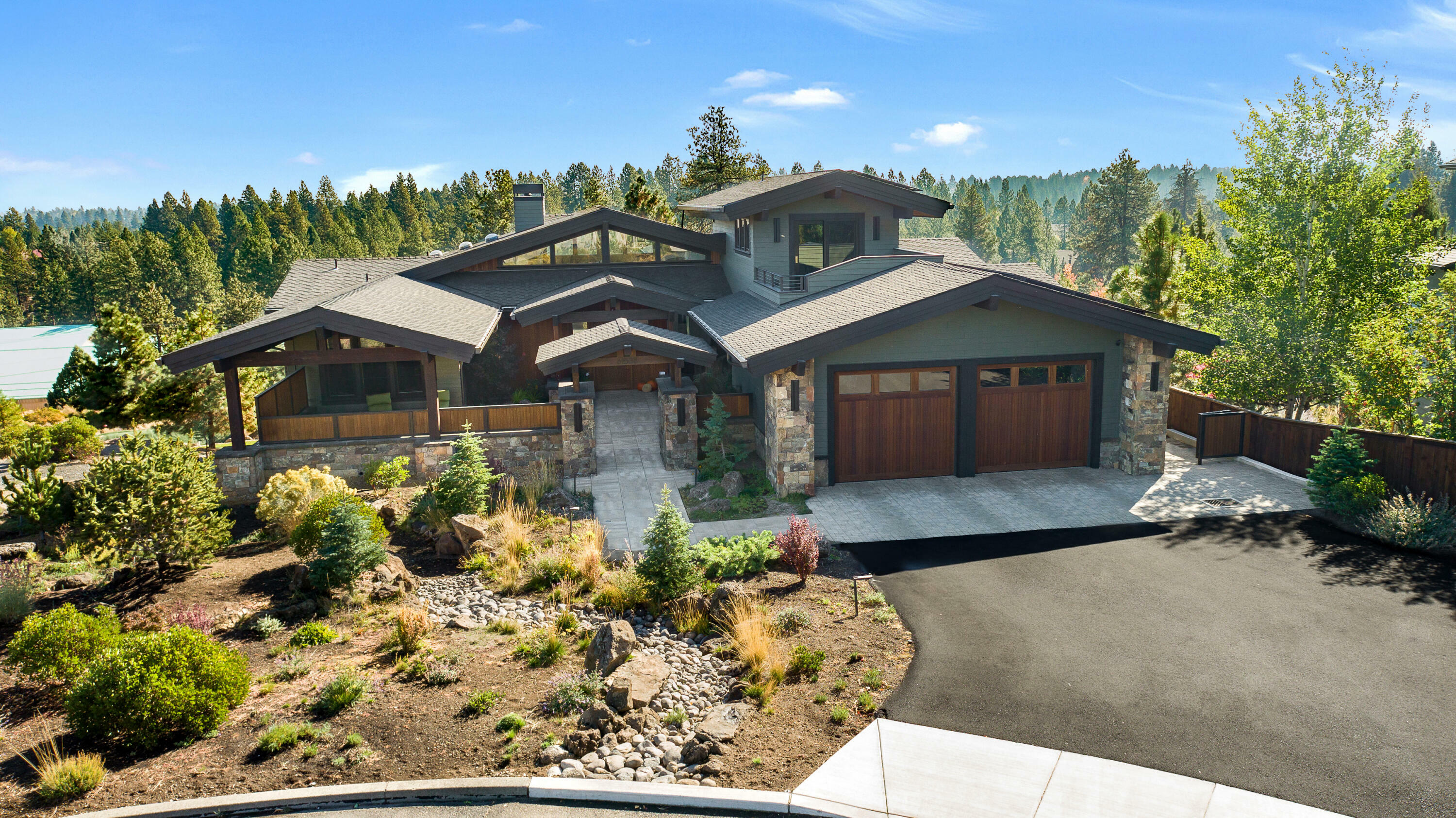 Property Photo: 61538 SW Longview Street OR 97702