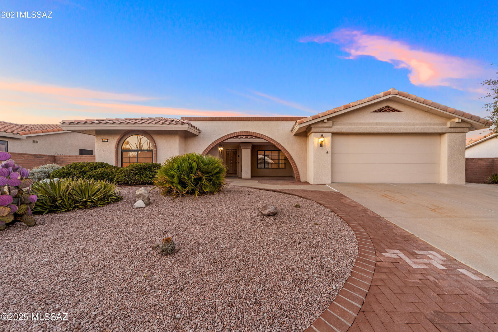 Property Photo:  1133 E Haystack Drive  AZ 85755 