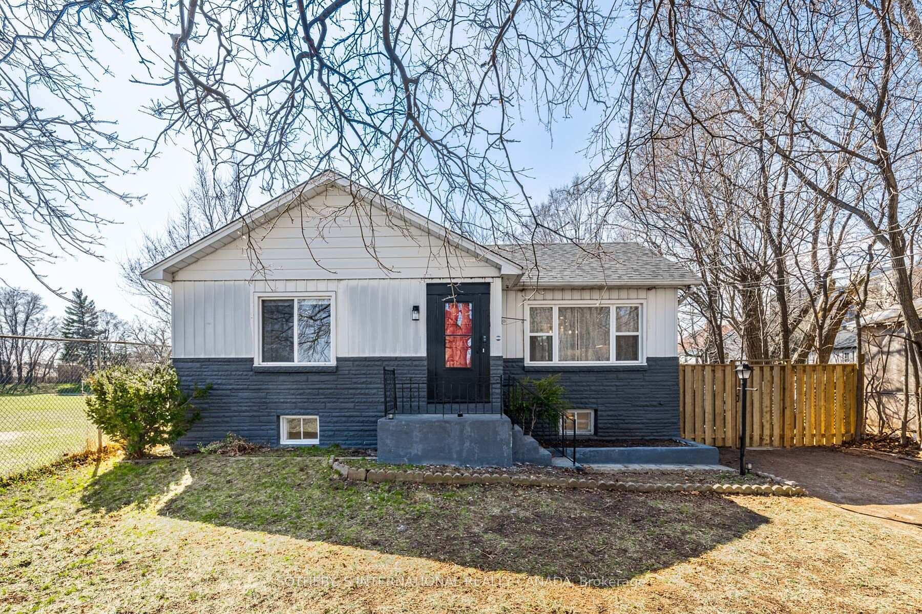 Photo de la propriété: 4075A Lawrence Ave E ON M1E 2R6