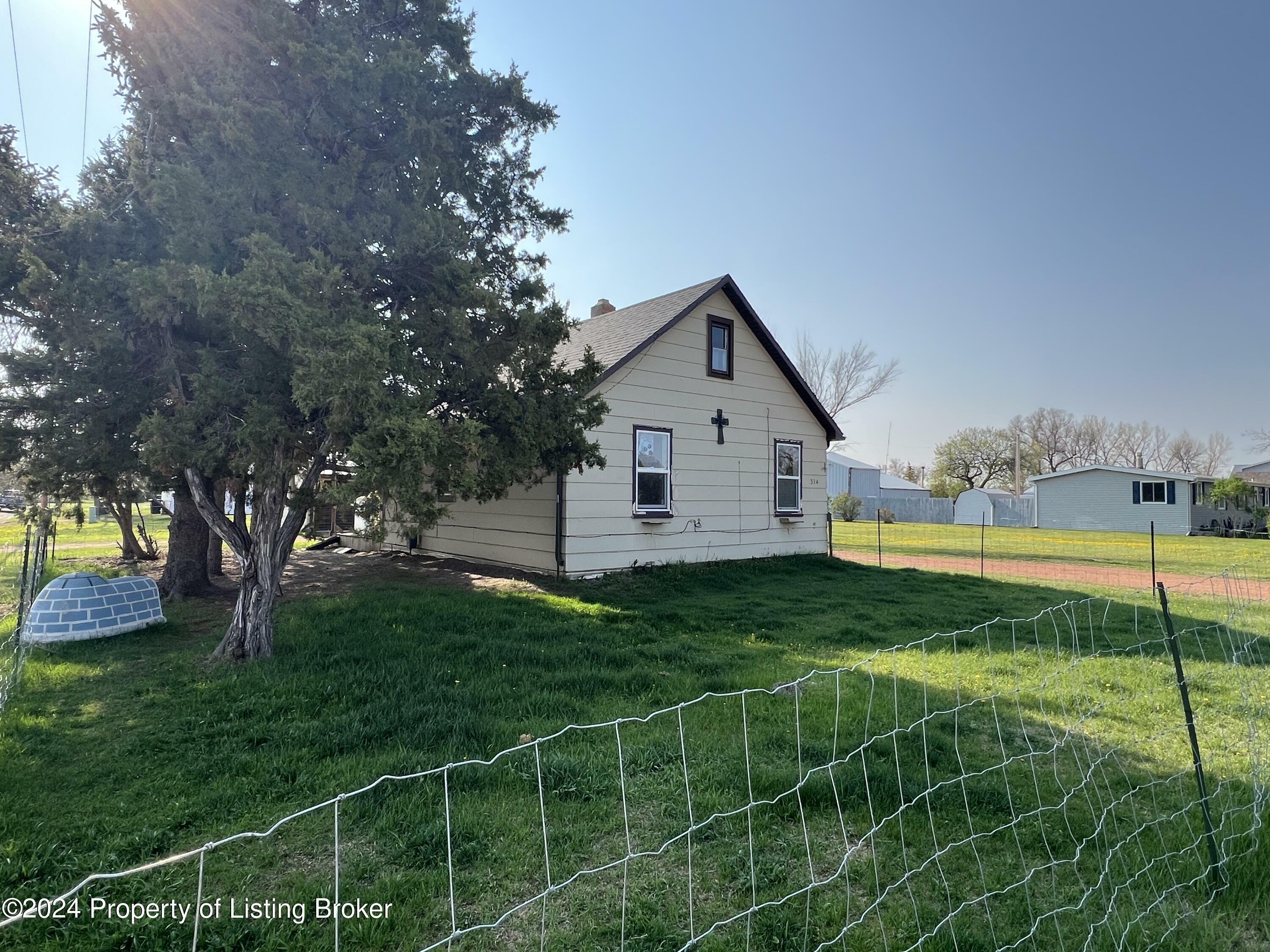 Property Photo: 314 3rd Street NW ND 58622