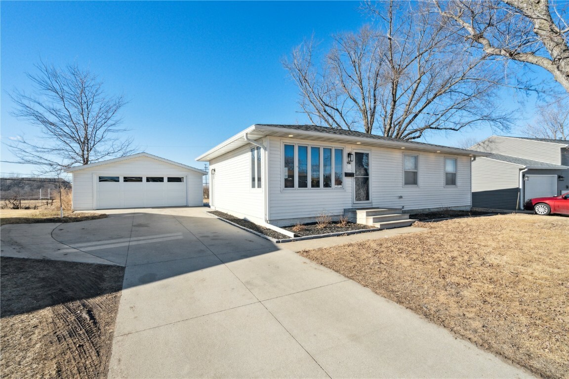 Property Photo:  938 Owen St NW  IA 52405 