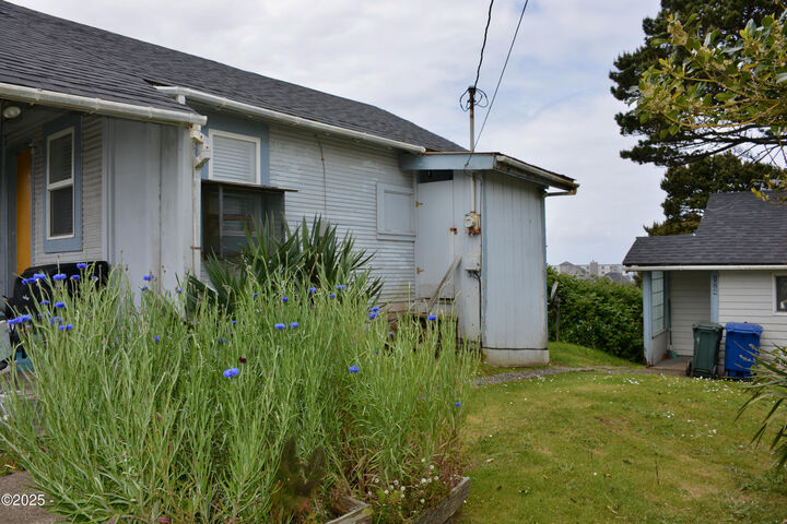 Property Photo:  130 SW Brook Street  OR 97365 