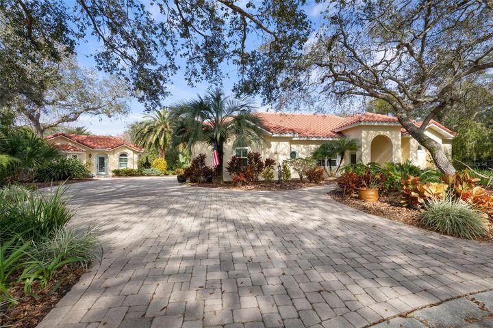 Property Photo: 8 Roma Court FL 32137