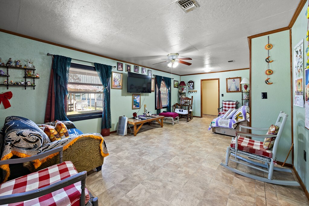 Property Photo: 121 Hasley St TX 75961