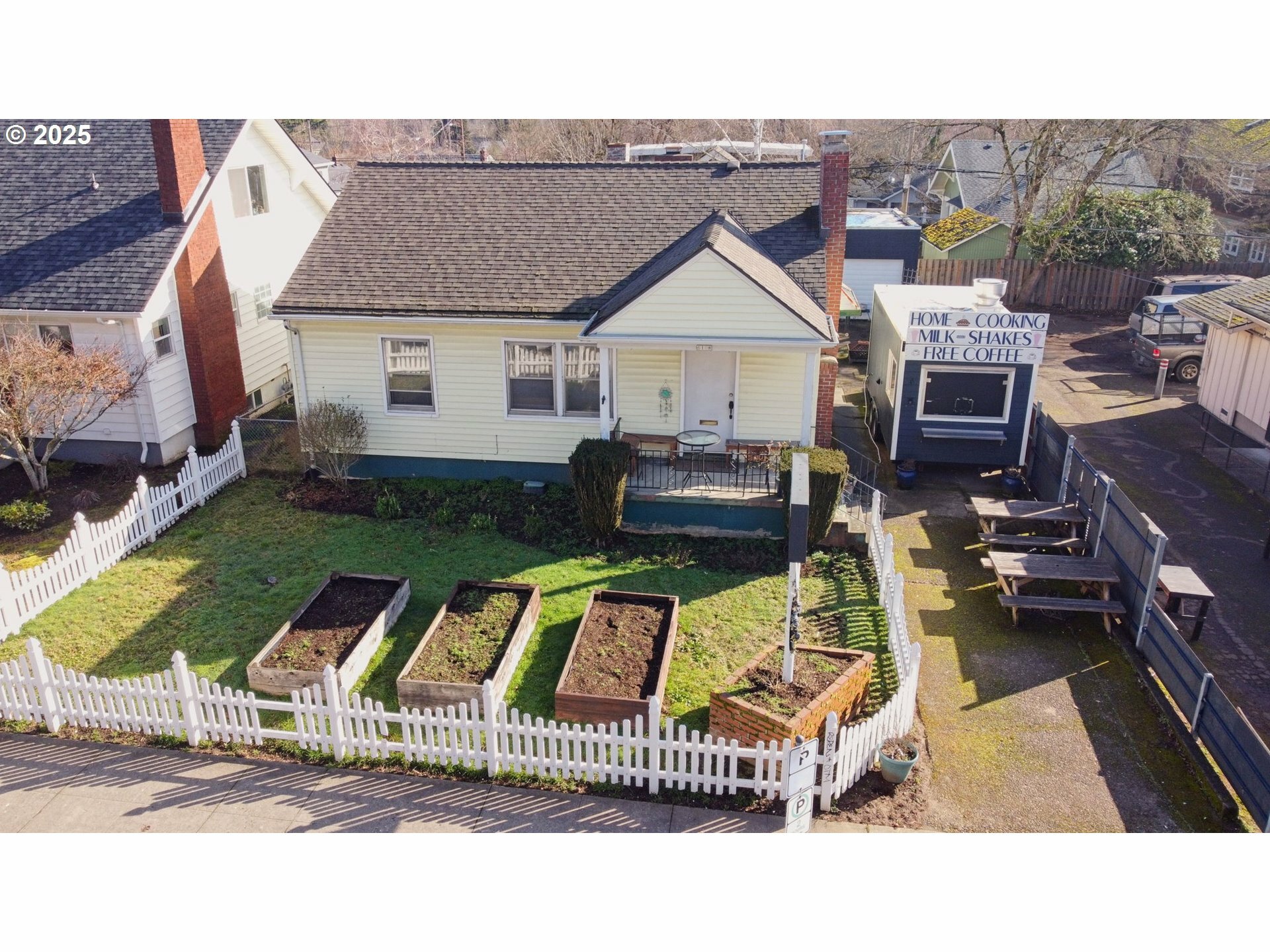 Property Photo: 6108 SE Milwaukie Ave OR 97202