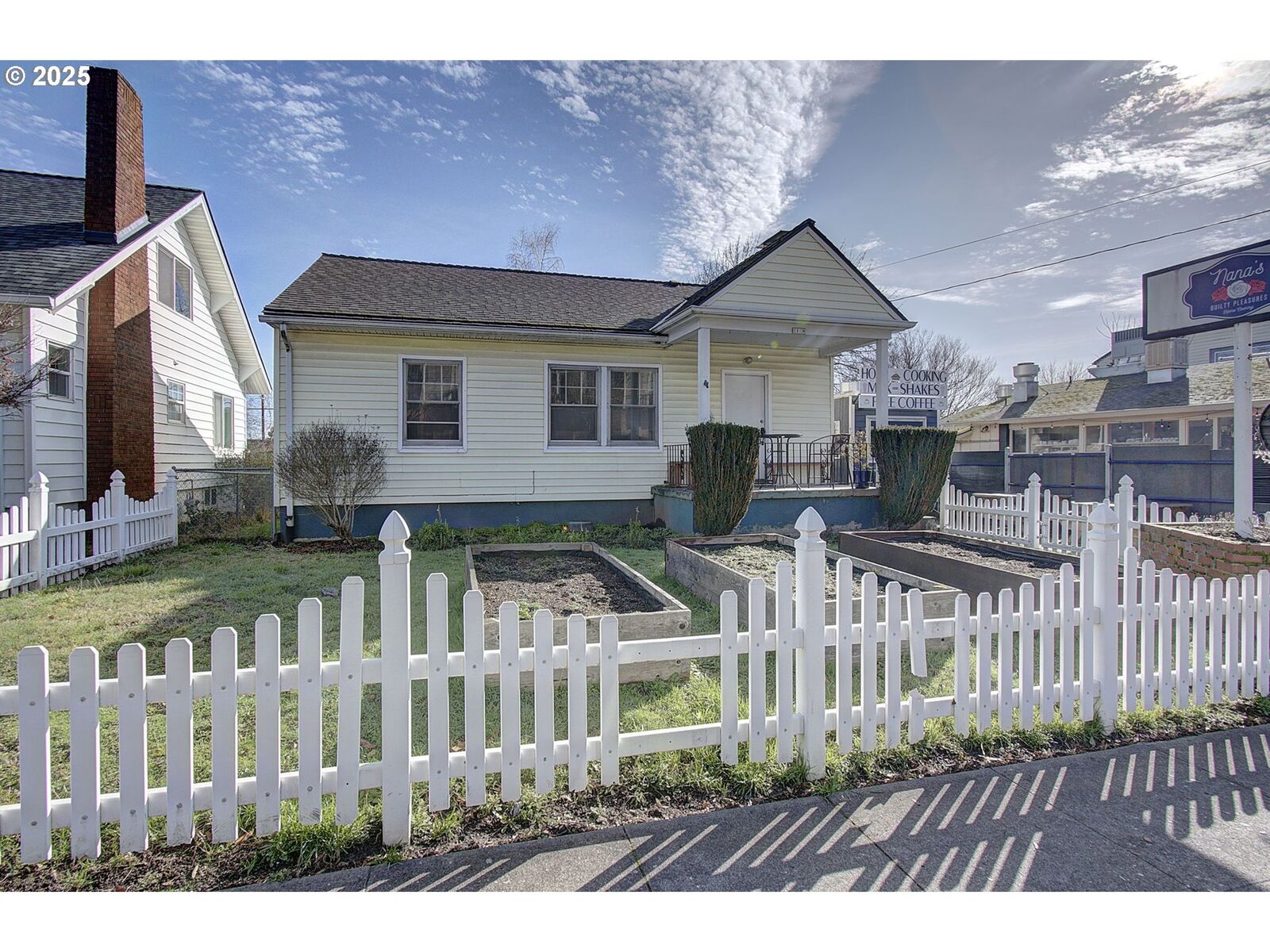 Property Photo: 6108 SE Milwaukie Ave OR 97202