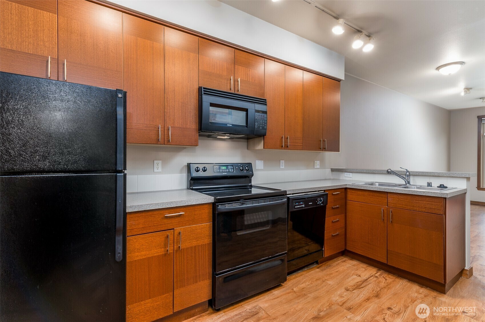 Property Photo:  910  Gladstone Street 106  WA 98229 