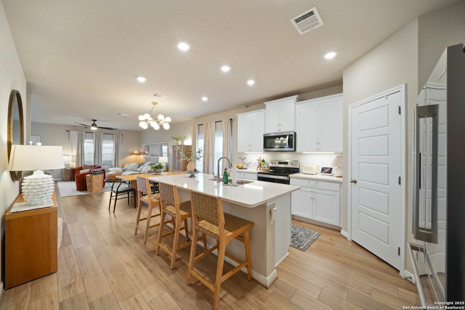 Property Photo: 213 Goodfella Ave TX 78108
