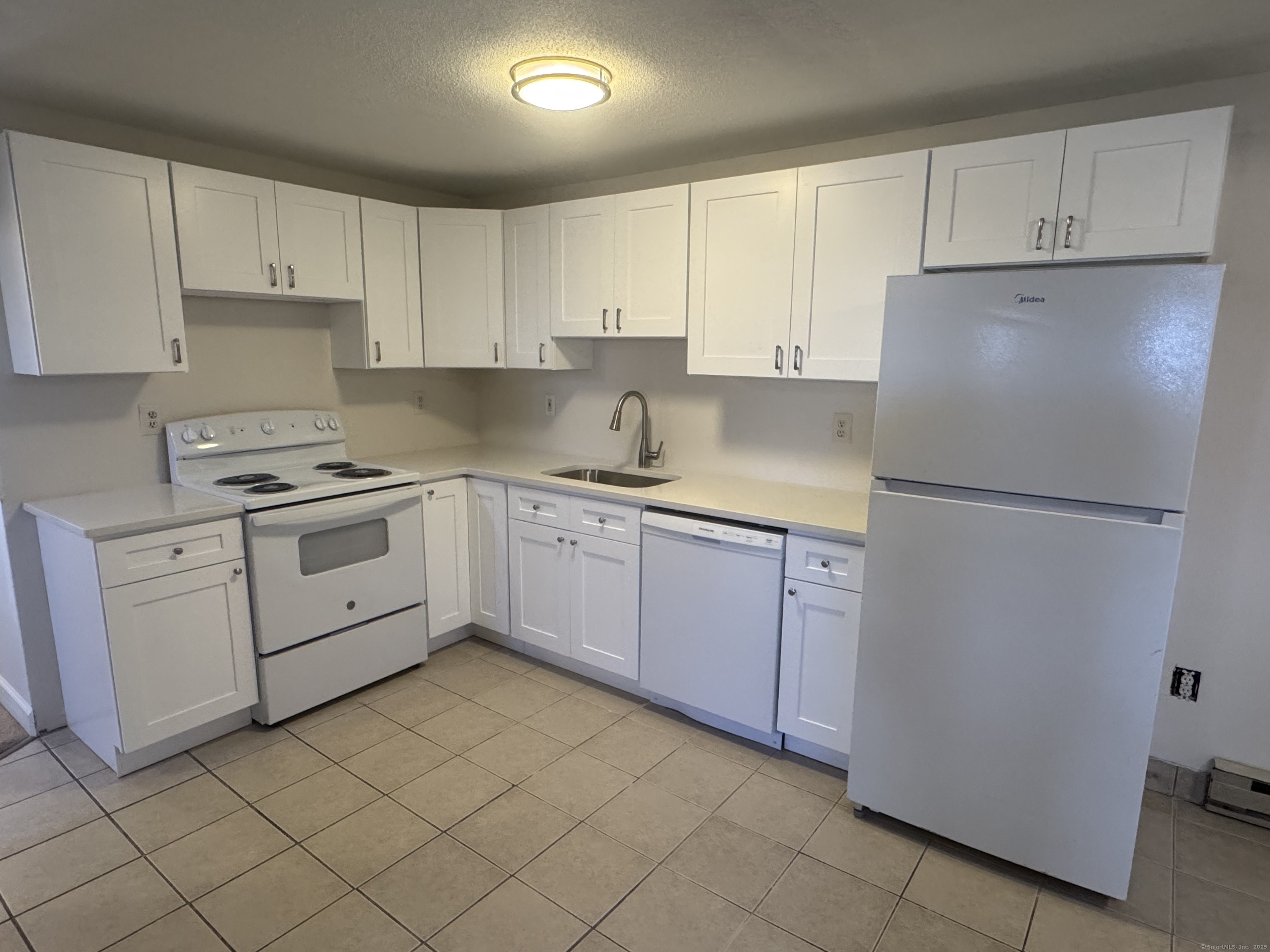 Property Photo:  26 Shirley Street Apt 6  CT 06708 