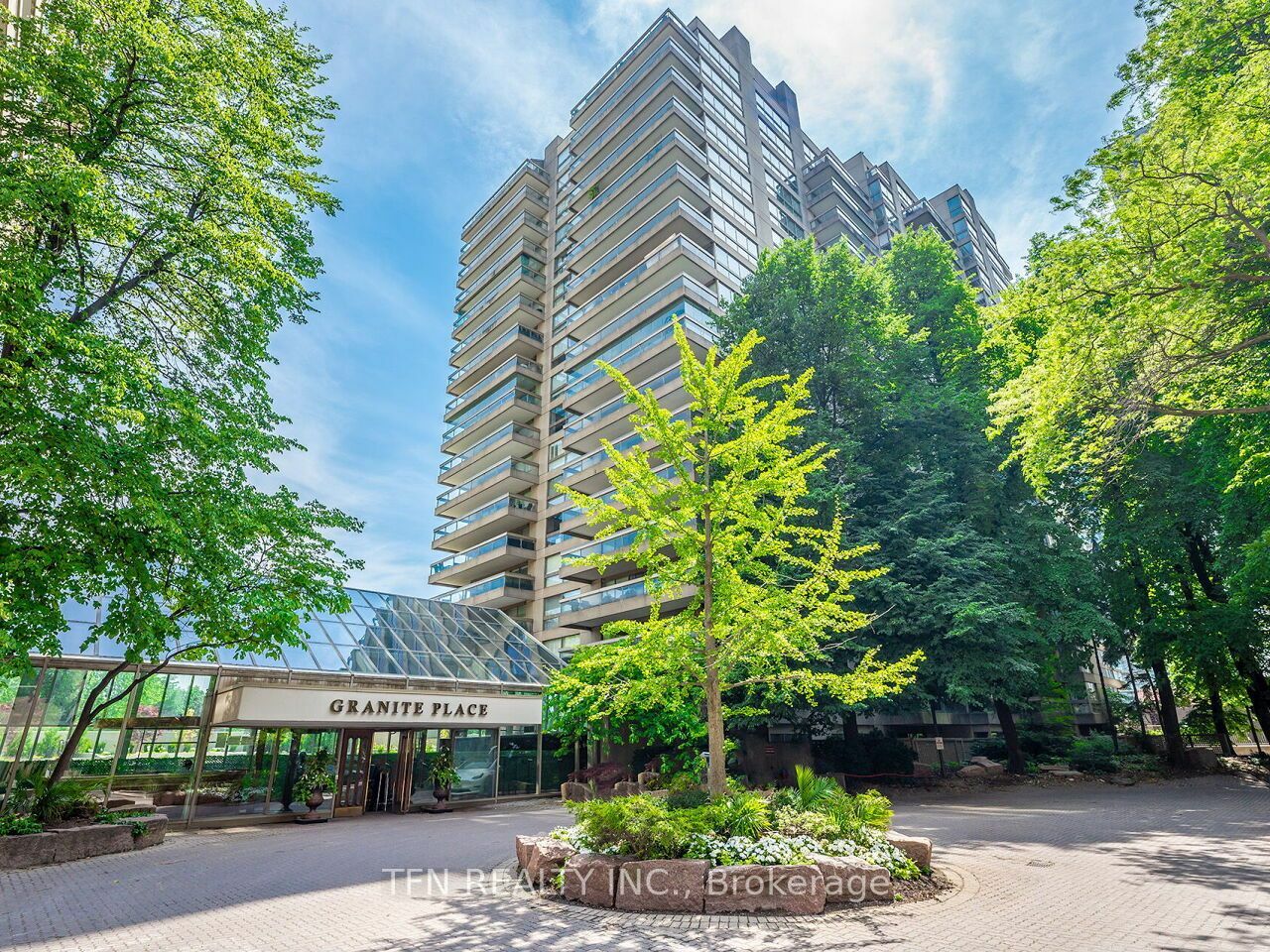 Photo de la propriété:  63 St Clair Ave W 1701  ON M4V 2Y9 