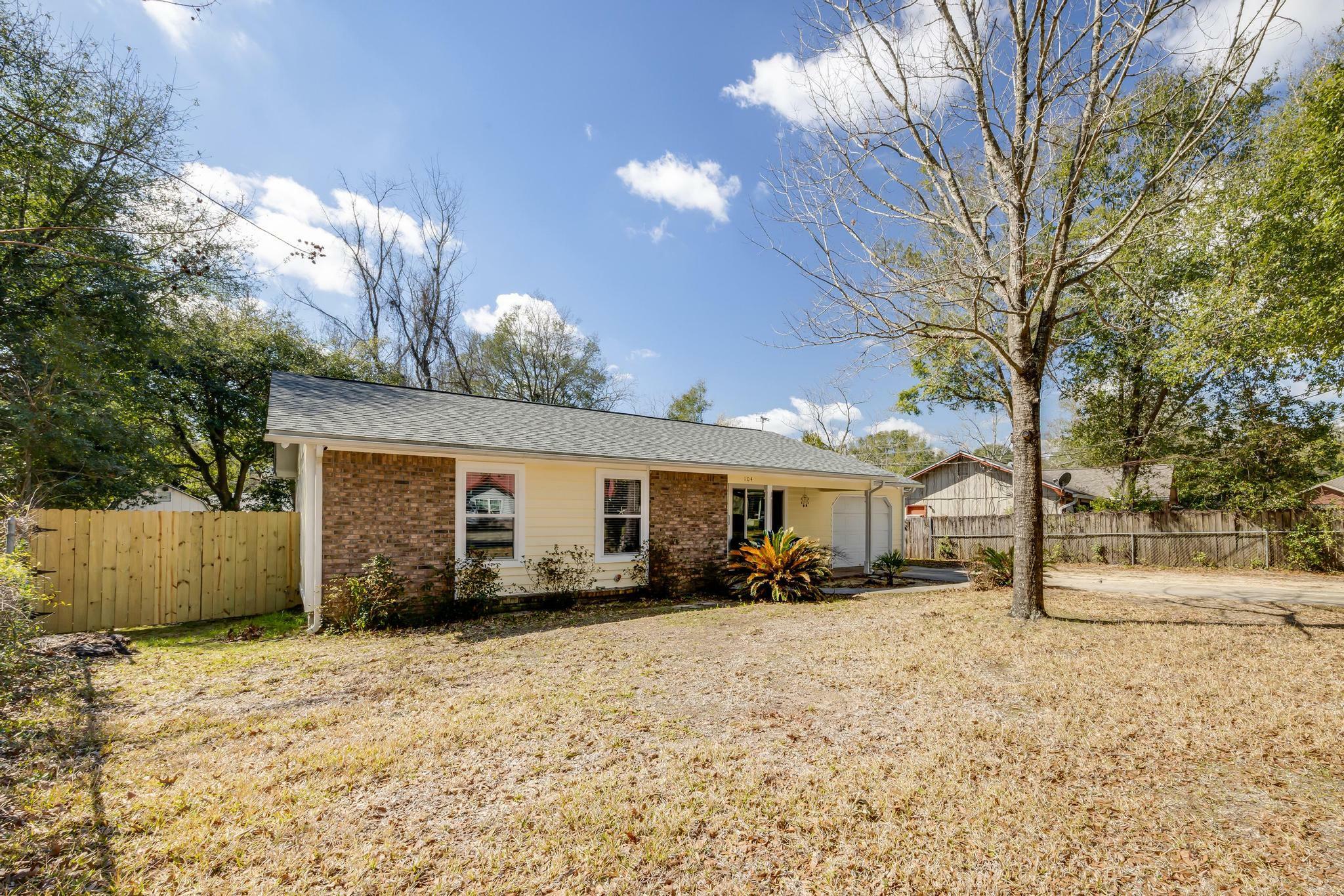 Property Photo:  104 Kamela Court  FL 32539 