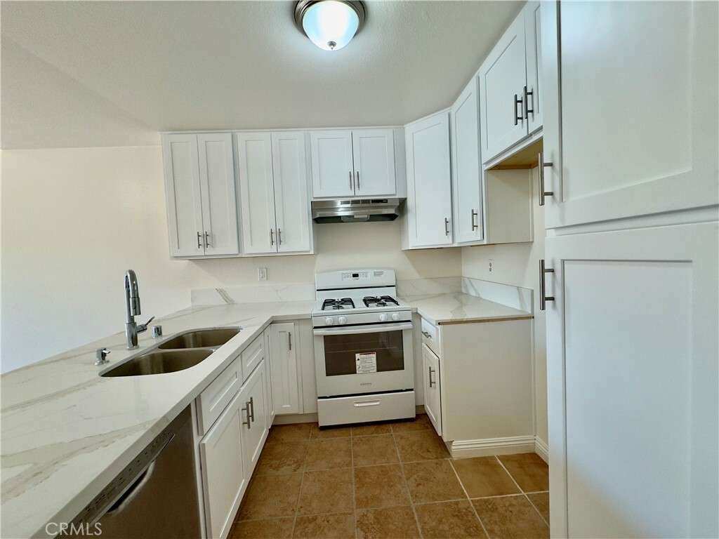 Property Photo: 450 E 4th Street 405 CA 92701