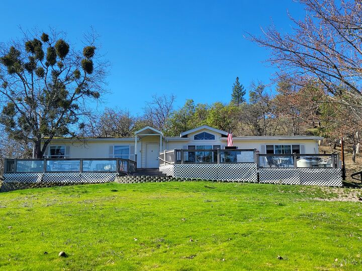 920 W Rolling Hills Drive  Eagle Point OR 97524 photo