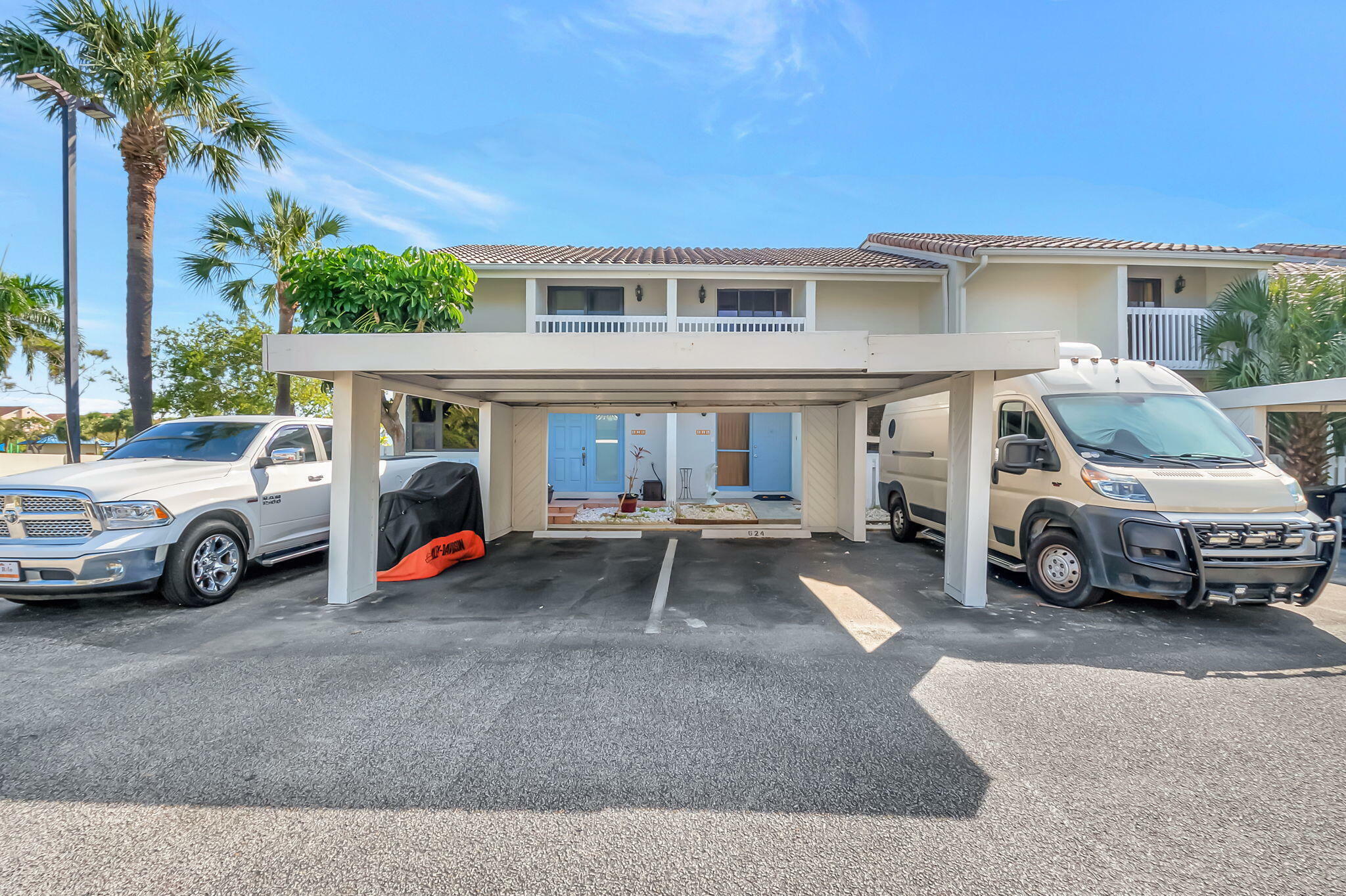 Property Photo: 624 NE 20th Lane FL 33435