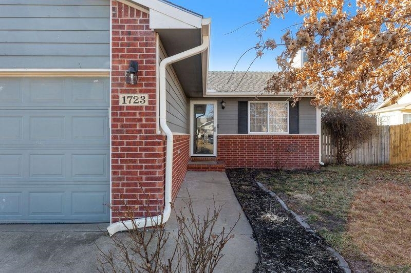 Property Photo: 1723 E Summerwood St KS 67052