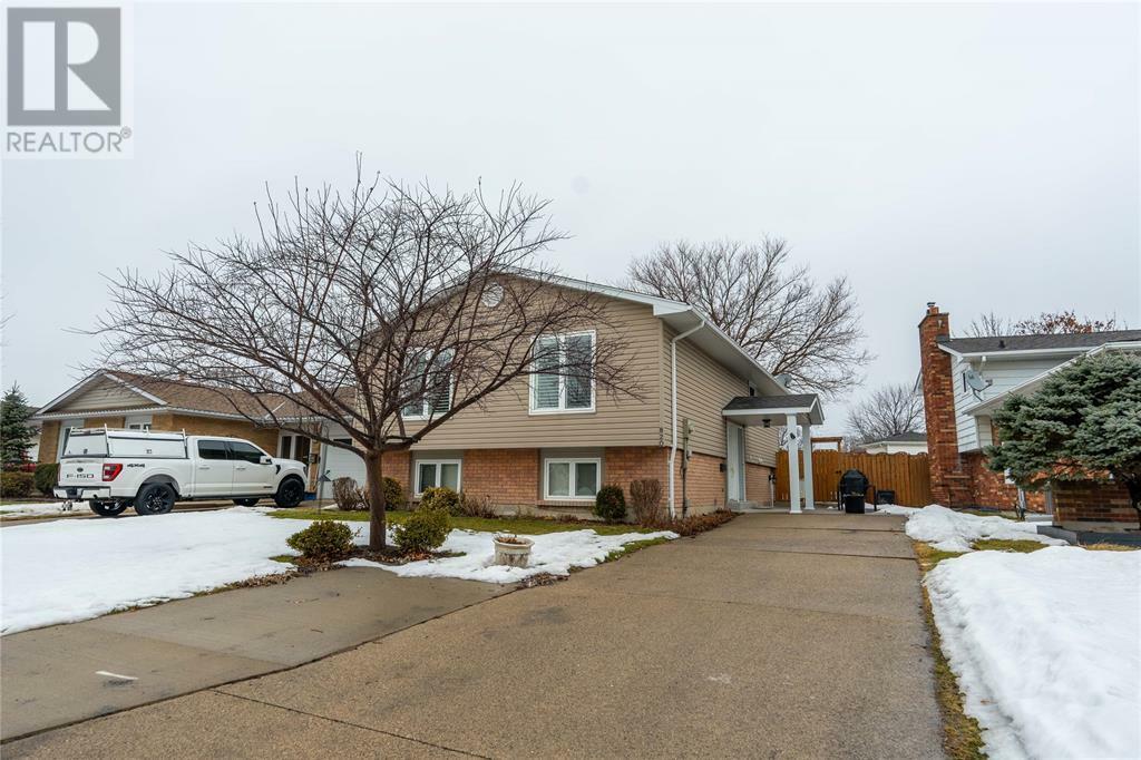 Photo de la propriété:  820 Prestwick Crescent  ON N7S 4J7 