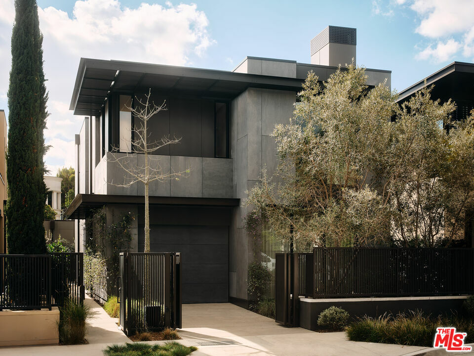Property Photo: 8910 Rosewood Ave CA 90048