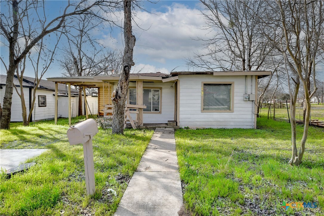 Property Photo: 553 Silva Street TX 78155