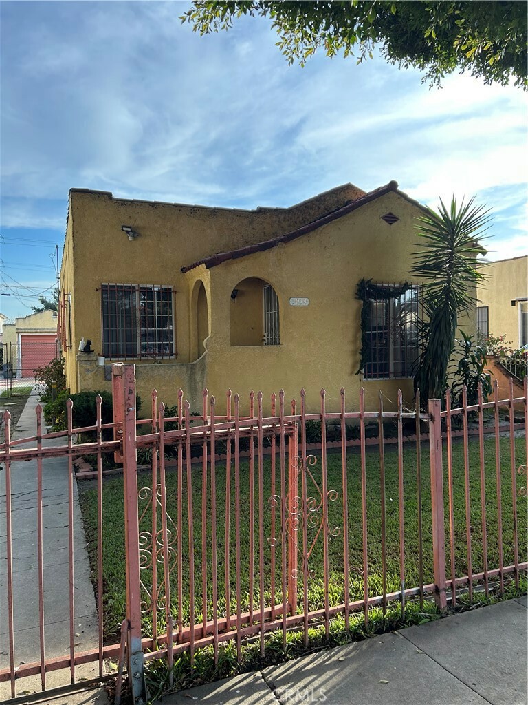 Property Photo:  1014 E 84th St  CA 90001 