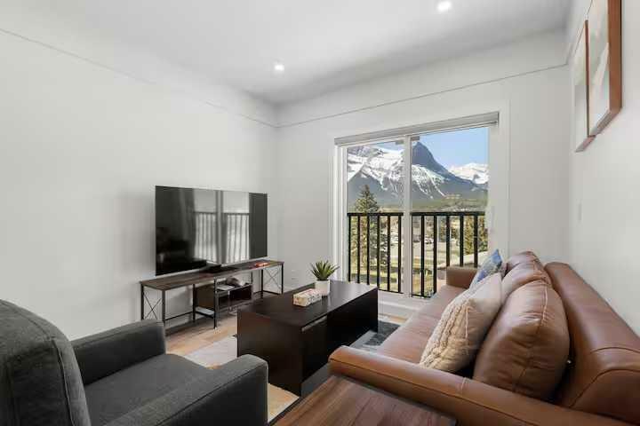 Property Photo:  1717 Mountain Avenue 8  AB T2W 2W1 