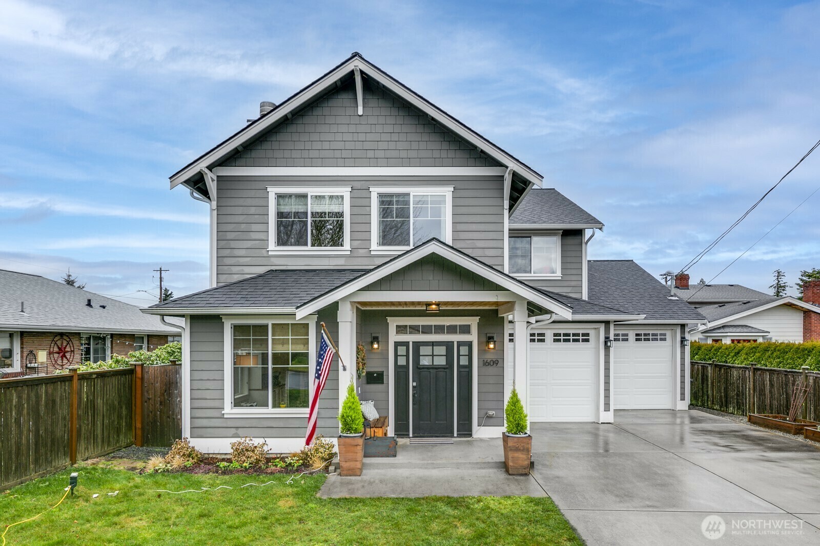 Property Photo:  1609  5th Street  WA 98201 