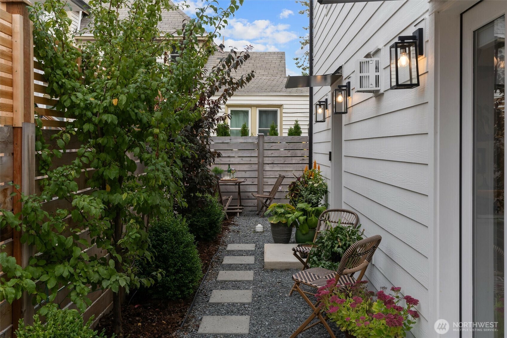 Property Photo:  128  28th Ave B  WA 98122 