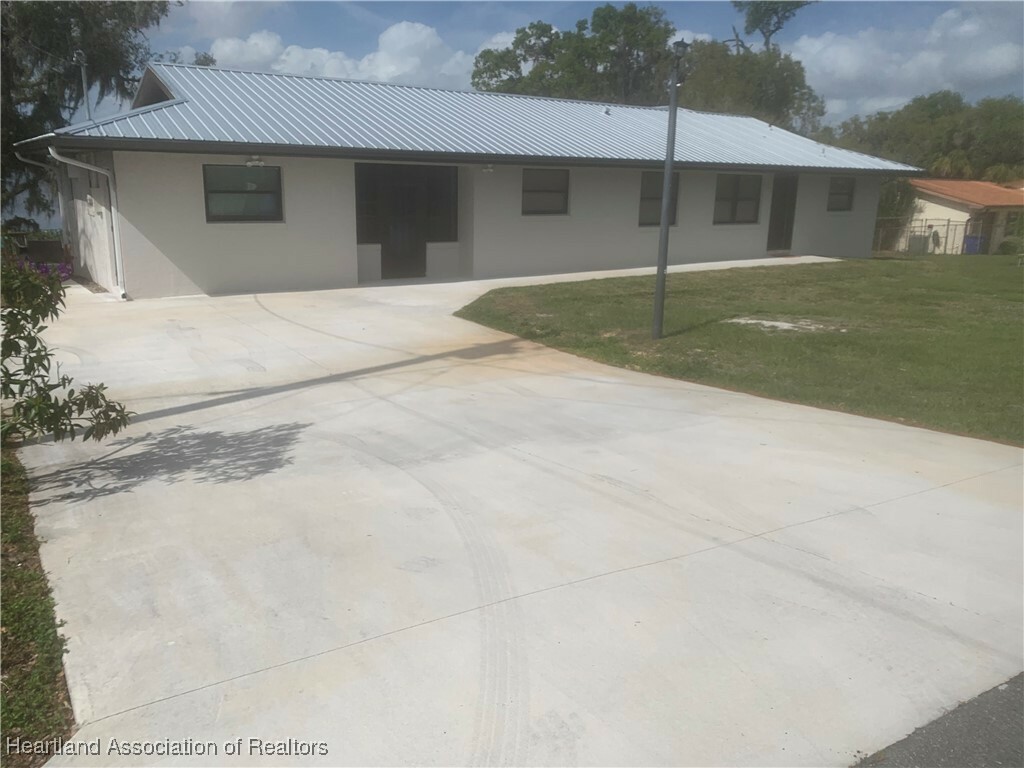 Property Photo: 534 Arcola Drive FL 33875