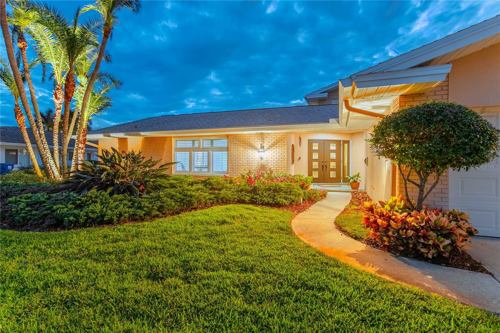 Property Photo: 995 Eden Isle Drive NE FL 33704