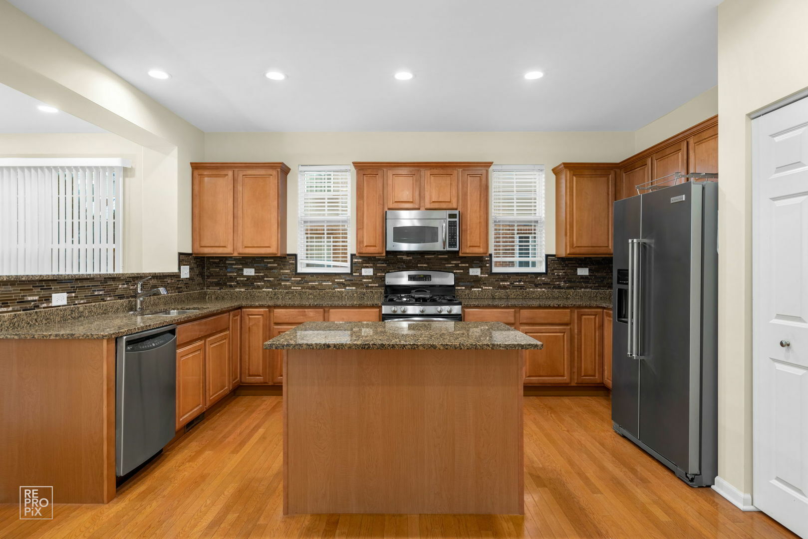 Property Photo: 149 N Spruce Avenue IL 60191