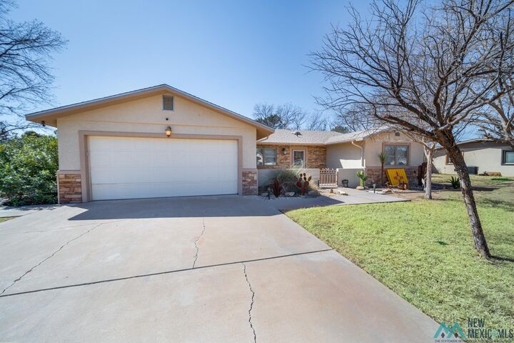 Property Photo: 1403 S Country Club Circle NM 88220-4121