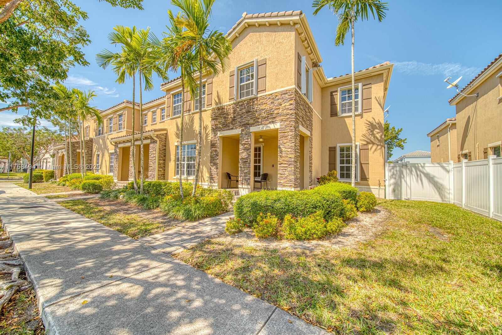 Property Photo: 17093 SW 94th Way 17093 FL 33196
