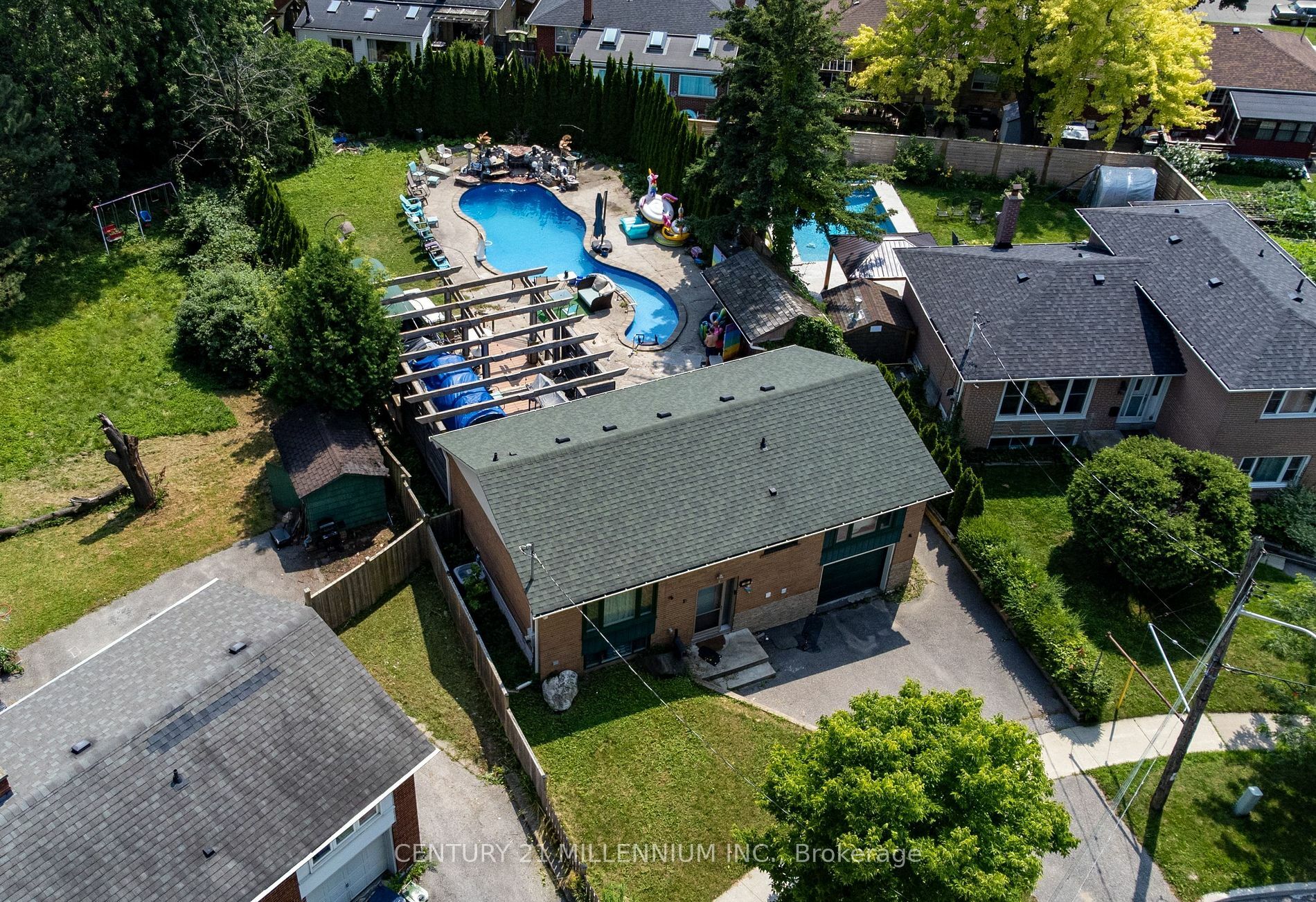 Photo de la propriété:  15 Benary Crescent  ON M1H 1K9 